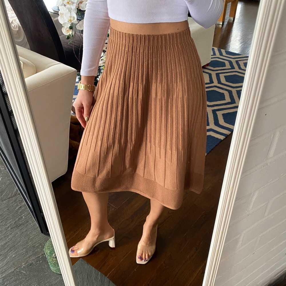 MILANO Elegant Camel Knit Pleated Skirt! 🍂 - Picture 5 of 14